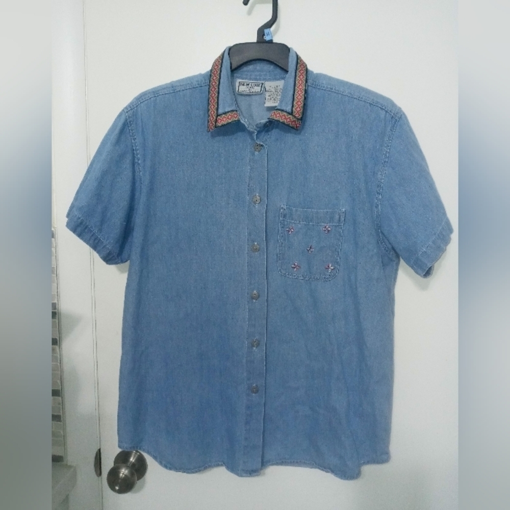 New Look Petites Short Sleeve Denim Button Down Shirt Embroidered Floral Pocket